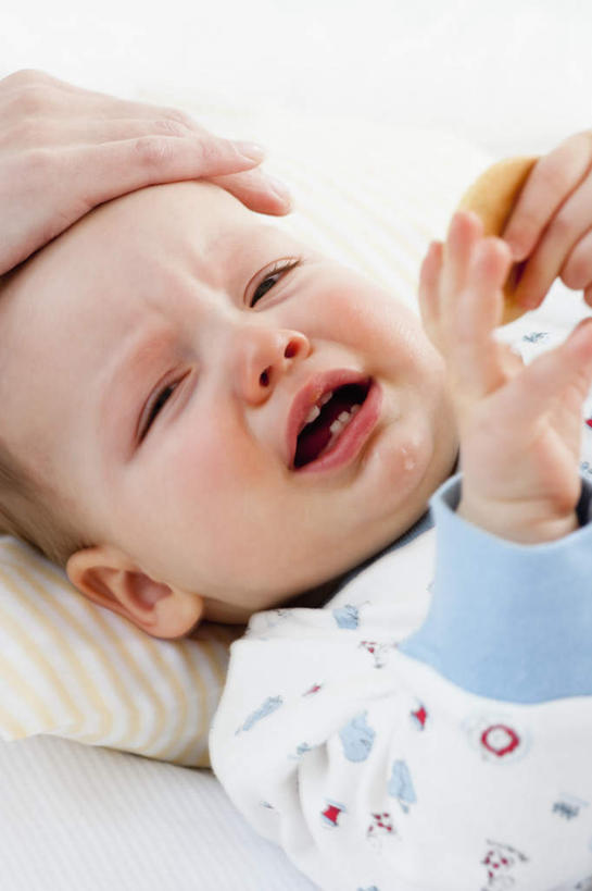 西方人,婴儿,儿童,中年人,两个人,家庭,母亲,躺,摸,哭,竖图,室内,白天,正面,婴儿服装,纯洁,床,靠垫,欧洲,欧洲人,抚摸,床单,靠枕,注视,被子,小孩,垫子,枕头,观察,看,温暖,温馨,一家人,可爱,母爱,童年,童趣,眼泪,单人床,活泼,观看,和睦,察看,被单,泪水,关注,宝宝,童真,纯真,烂漫,无邪,母婴,卧着,伶俐,天真,女人,女性,中年女性,白种人,孩子,触摸,接触,躺着,卧,半身,彩图,婴儿服,哭泣,哭啼,融洽