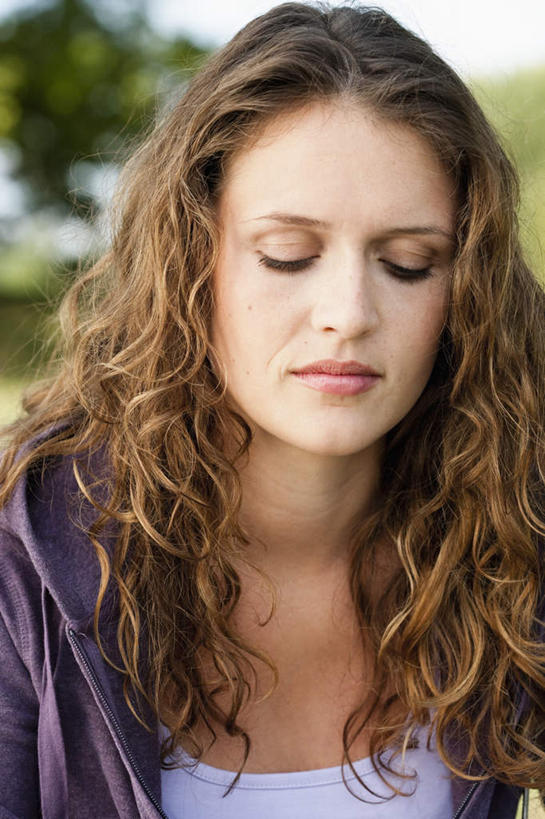 西方人,一个人,闭眼,竖图,室外,白天,正面,植物,欧洲,欧洲人,仅一个年轻女性,仅一个女性,仅一个人,服装,朦胧,模糊,休闲装,树,树木,衣服,蓝色,绿色,蓝天,天空,自然,天,休闲,休闲服,服饰,生长,晴朗,成长,万里无云,年轻女性,女人,女性,白种人,晴空,晴空万里,闭眼睛,闭着眼,闭着眼睛,半身,彩图