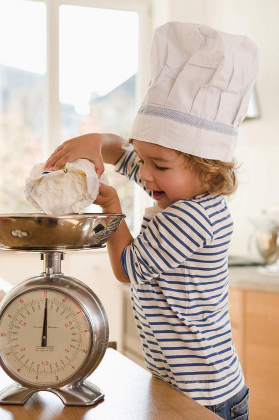 西方人,儿童,一个人,站,举,笑,微笑,露齿笑,竖图,室内,白天,正面,纯洁,仪器,厨房,窗户,桌面,桌子,袋子,帽子,欧洲,欧洲人,仅一个女性,仅一个人,握,服装,朦胧,模糊,粉末,纸袋,墙,面粉,拿,粮食,拿着,注视,休闲装,玻璃窗,墙壁,墙面,一个,小孩,衣服,白色,容器,观察,看,托,站着,仅一个小孩,休闲,休闲服,粉,可爱,童年,童趣,握着,服饰,单个,观看,储藏,农产品,察看,衡量,储存,关注,厨师帽,计量,台秤,童真,烂漫,无邪,原材料,衡器,一顶,粉状,天真,女孩,女人,女性,白种人,孩子,秤,举起,举手,举着,向上举,向上伸,向上托,站立,半身,彩图,灶间,厨房料理台,贮存,女生,料理台