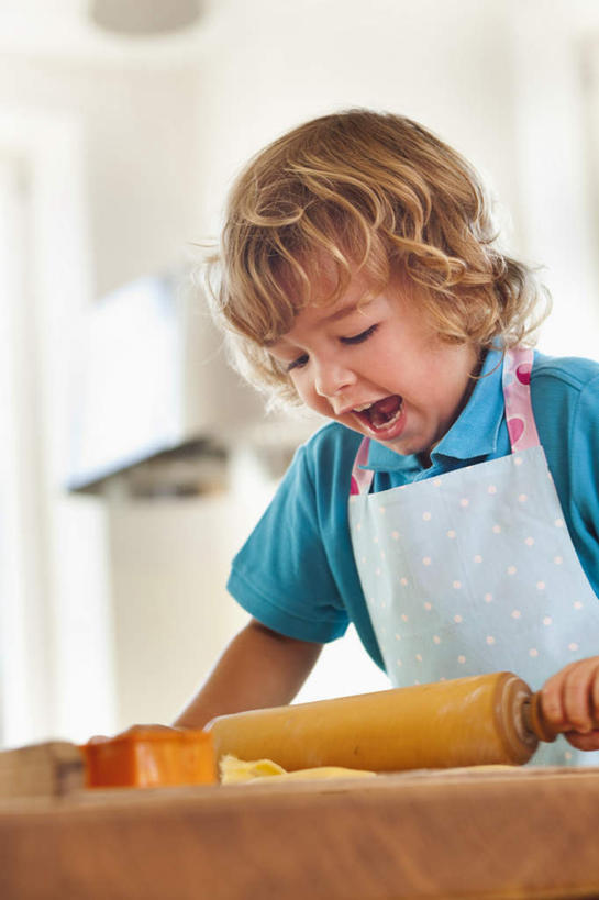 西方人,儿童,一个人,站,笑,大笑,竖图,室内,白天,正面,兴奋,纯洁,桌面,桌子,欧洲,欧洲人,仅一个女性,仅一个人,一条,握,服装,朦胧,模糊,木制,粉末,擀面杖,围裙,墙,面粉,案板,拿,粮食,拿着,注视,休闲装,墙壁,墙面,砧板,一个,小孩,衣服,蓝色,木制品,低头,观察,看,站着,张嘴,仅一个小孩,休闲,休闲服,粉,可爱,童年,童趣,握着,服饰,单个,观看,农产品,察看,关注,张大嘴巴,童真,烂漫,无邪,原材料,哈哈大笑,粉状,垂头,天真,女孩,女人,女性,白种人,孩子,张开嘴,站立,半身,彩图,高兴,狂笑,厨房料理台,女生,料理台