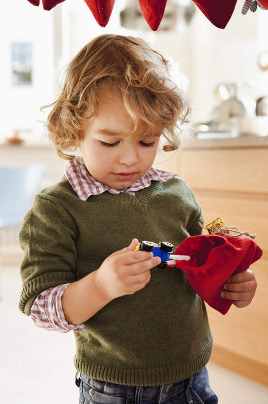 西方人,儿童,一个人,站,竖图,室内,白天,正面,游戏,纯洁,桌面,桌子,袋子,礼物,玩具,欧洲,欧洲人,仅一个女性,仅一个人,一排,许多,吊挂,握,悬挂,服装,朦胧,模糊,整齐,木制,包装袋,纸袋,墙,很多,挂,拿,玩,拿着,注视,休闲装,娱乐,墙壁,墙面,排列,小孩,衣服,红色,绿色,晾衣绳,木制品,绳子,低头,观察,看,站着,仅一个小孩,休闲,休闲服,可爱,童年,童趣,益智,握着,服饰,礼品,观看,活动,察看,队列,发泄,关注,消遣,智力,礼品袋,童真,烂漫,无邪,宣泄,垂头,天真,女孩,女人,女性,白种人,孩子,玩耍,嬉戏,站立,半身,彩图,女生