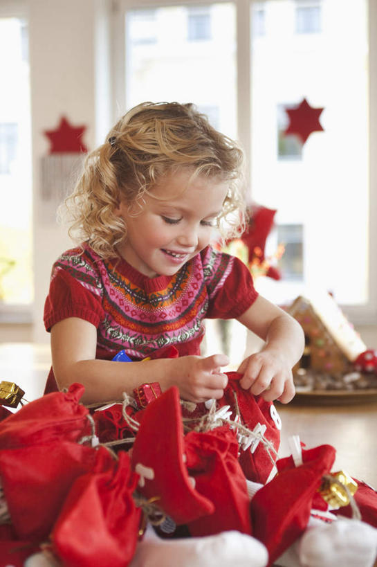 西方人,儿童,一个人,坐,笑,微笑,露齿笑,竖图,室内,白天,正面,纯洁,窗户,落地窗,袋子,礼物,欧洲,圣诞节,欧洲人,仅一个女性,仅一个人,一堆,许多,握,堆叠,堆积,服装,节日,朦胧,模糊,庆祝,包装袋,瓷砖,地砖,纸袋,墙,地面,很多,拿,拿着,注视,休闲装,文化,玻璃窗,墙壁,墙面,小孩,衣服,红色,低头,观察,看,仅一个小孩,庆典,休闲,休闲服,可爱,童年,童趣,握着,服饰,礼品,观看,纪念,堆,察看,关注,礼品袋,童真,烂漫,无邪,垂头,天真,女孩,女人,女性,白种人,孩子,坐着,彩图,全身,女生