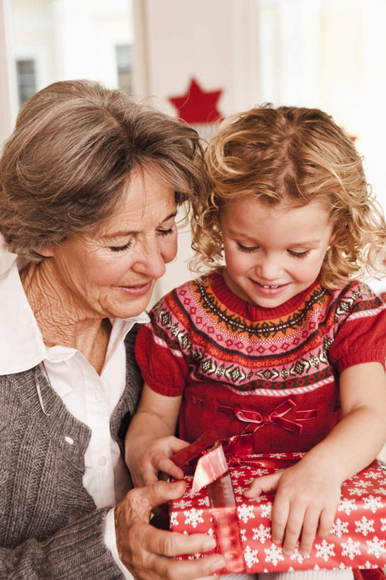 西方人,儿童,老年人,两个人,家庭,祖母,站,抱,笑,微笑,露齿笑,竖图,室内,白天,正面,纯洁,窗户,花瓶,礼盒,礼物,欧洲,圣诞节,欧洲人,握,服装,节日,朦胧,模糊,庆祝,盛开,瓷砖,地砖,丝绸,丝带,纸盒,墙,缎带,地面,拿,花蕾,拿着,注视,休闲装,文化,玻璃窗,墙壁,墙面,玻璃制品,绸带,盒子,花,花瓣,花朵,鲜花,小孩,衣服,包装盒,玻璃瓶,瓶子,礼品盒,花苞,花蕊,低头,观察,看,站着,庆典,休闲,温暖,温馨,一家人,休闲服,可爱,童年,童趣,搭,握着,服饰,礼品,奶奶,抱着,观看,纪念,祖孙,和睦,察看,搂着,搭着,关注,童真,烂漫,无邪,外婆,外孙女,外祖母,垂头,天真,老年女性,女孩,女人,女性,白种人,孩子,孙女,怀抱,搂,搂抱,相抱,拥抱,站立,半身,彩图,融洽,女生