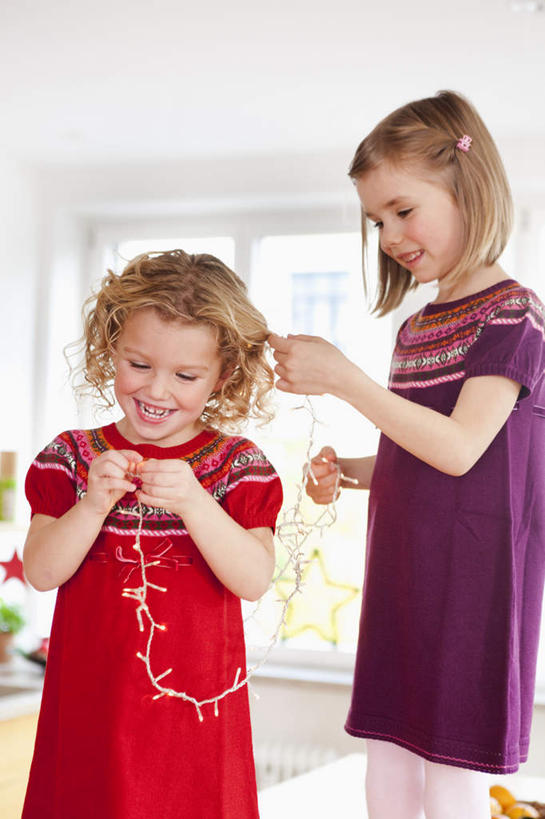 西方人,儿童,两个人,家庭,站,笑,微笑,露齿笑,竖图,室内,白天,正面,纯洁,窗户,欧洲,圣诞节,欧洲人,握,服装,节日,朦胧,模糊,庆祝,丝绸,丝带,墙,缎带,拿,拿着,注视,休闲装,文化,玻璃窗,墙壁,墙面,绸带,小孩,衣服,低头,观察,看,站着,庆典,休闲,温暖,温馨,一家人,休闲服,可爱,童年,童趣,握着,服饰,观看,纪念,和睦,察看,关注,童真,烂漫,无邪,垂头,天真,女孩,女人,女性,白种人,站立,半身,彩图,融洽,女生