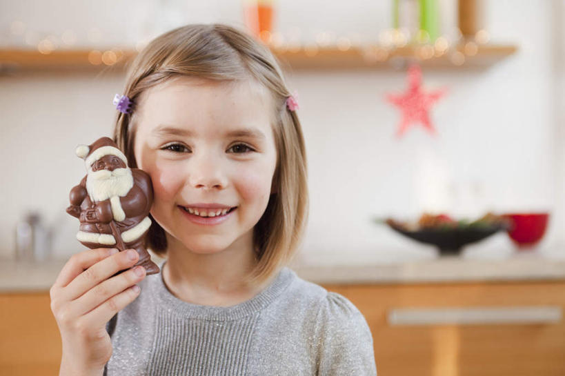 西方人,儿童,脸,头,脸颊,手,头发,一个人,站,笑,微笑,露齿笑,横图,室内,特写,白天,正面,纯洁,厨房,桌面,桌子,欧洲,圣诞节,欧洲人,仅一个女性,仅一个人,圣诞老人,握,服装,节日,朦胧,模糊,庆祝,装饰,头饰,墙,食品,糖,糖果,甜点,甜品,拿,拿着,注视,休闲装,文化,肩膀,墙壁,墙面,食物,一个,小孩,衣服,发夹,发饰,夹子,饰品,甜食,巧克力,观察,看,站着,仅一个小孩,庆典,休闲,手部,休闲服,金色,可爱,童年,童趣,握着,服饰,单个,观看,纪念,朱古力,黑巧克力,单手,华丽,修饰,点缀,察看,关注,童真,烂漫,无邪,配饰,衬托,美观,雅致,雅观,天真,女孩,女人,女性,白种人,孩子,头部,直发,脸部,脸蛋,面部,站立,半身,彩图,灶间,厨房料理台,短发,女生,料理台