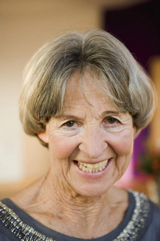 西方人,脸,头,脸颊,头发,一个人,笑,微笑,露齿笑,竖图,室内,特写,白天,正面,欧洲,欧洲人,仅一个女性,仅一个人,服装,朦胧,模糊,墙,注视,休闲装,肩膀,墙壁,墙面,衣服,灰色,观察,看,休闲,休闲服,服饰,仅一个老年女性,观看,察看,关注,老年女性,女人,女性,白种人,头部,直发,脸部,脸蛋,面部,半身,彩图,短发