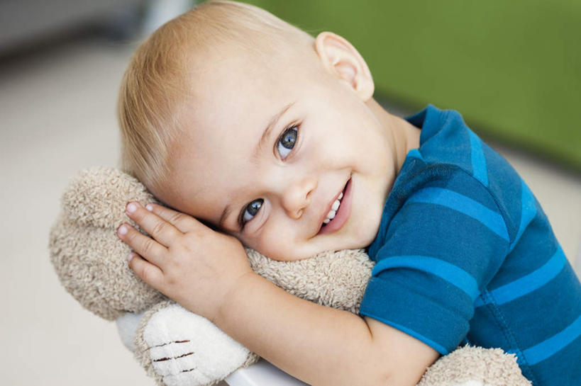 西方人,婴儿,儿童,脸,头,脸颊,手,头发,一个人,抱,笑,微笑,露齿笑,横图,室内,特写,白天,侧面,游戏,纯洁,床,卧室,熊,玩具,欧洲,欧洲人,仅一个人,服装,朦胧,模糊,玩偶,墙,双人床,床单,泰迪熊,玩,扭头,注视,休闲装,娱乐,被子,肩膀,墙壁,墙面,一只,小孩,衣服,蓝色,绿色,玩具熊,观察,看,转头,休闲,手部,休闲服,金色,可爱,益智,服饰,毛绒玩具,活泼,抱着,观看,单手,安慰,察看,被单,搂着,发泄,关注,消遣,宝宝,纯真,烂漫,无邪,宣泄,罗斯福熊,伶俐,天真,白种人,孩子,头部,直发,脸部,脸蛋,面部,搂,搂抱,玩耍,嬉戏,半身,彩图,睡房,卧房,短发