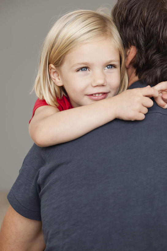 西方人,儿童,中年人,背部,两个人,家庭,父亲,女儿,抱,笑,微笑,露齿笑,竖图,室内,白天,正面,纯洁,欧洲,欧洲人,握,服装,墙,注视,休闲装,墙壁,墙面,小孩,衣服,红色,灰色,观察,看,休闲,温暖,温馨,父女,一家人,休闲服,父爱,可爱,童年,童趣,搭,握着,服饰,抱着,观看,和睦,察看,搂着,搭着,关注,童真,烂漫,无邪,天真,男人,男性,女孩,中年男性,白种人,孩子,怀抱,搂,搂抱,相抱,拥抱,半身,彩图,融洽,女生