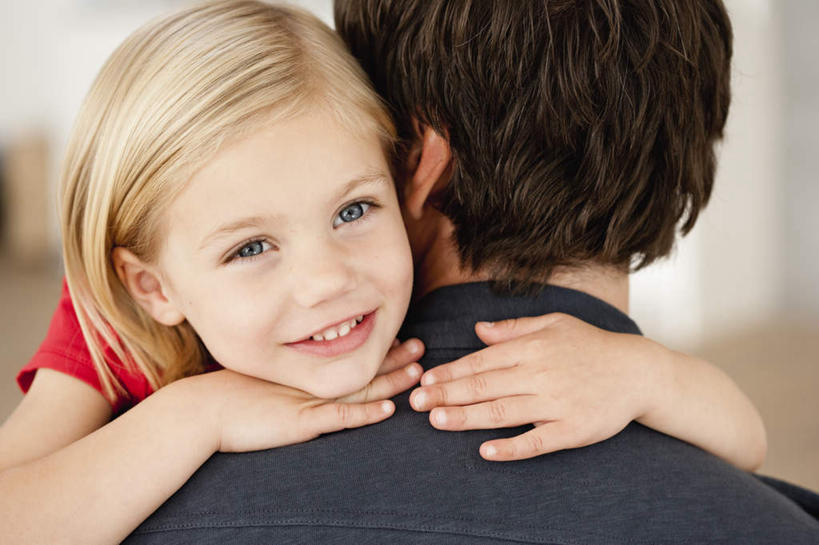 西方人,儿童,中年人,脸,头,脸颊,手,背部,两个人,家庭,父亲,女儿,抱,笑,微笑,露齿笑,横图,室内,特写,白天,正面,纯洁,窗户,窗帘,欧洲,欧洲人,双手,服装,朦胧,模糊,装饰,墙,注视,休闲装,肩膀,玻璃窗,墙壁,墙面,小孩,衣服,红色,灰色,帘子,观察,看,休闲,温暖,温馨,父女,一家人,手部,休闲服,遮阳,父爱,可爱,童年,童趣,搭,服饰,抱着,观看,华丽,修饰,点缀,和睦,察看,搂着,搭着,关注,童真,烂漫,无邪,衬托,美观,雅致,雅观,天真,男人,男性,女孩,中年男性,白种人,孩子,头部,脸部,脸蛋,面部,怀抱,搂,搂抱,相抱,拥抱,半身,彩图,融洽,女生