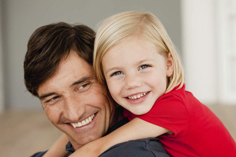 西方人,儿童,中年人,脸,头,脸颊,两个人,家庭,父亲,女儿,抱,笑,微笑,露齿笑,横图,室内,特写,白天,侧面,纯洁,窗户,窗帘,欧洲,欧洲人,服装,朦胧,模糊,装饰,墙,扭头,注视,休闲装,肩膀,玻璃窗,墙壁,墙面,小孩,衣服,红色,灰色,帘子,观察,看,转头,休闲,温暖,温馨,父女,一家人,休闲服,遮阳,父爱,可爱,童年,童趣,搭,服饰,抱着,观看,华丽,修饰,点缀,和睦,察看,搂着,搭着,关注,童真,烂漫,无邪,衬托,美观,雅致,雅观,天真,男人,男性,女孩,中年男性,白种人,孩子,头部,脸部,脸蛋,面部,怀抱,搂,搂抱,相抱,拥抱,半身,彩图,融洽,女生