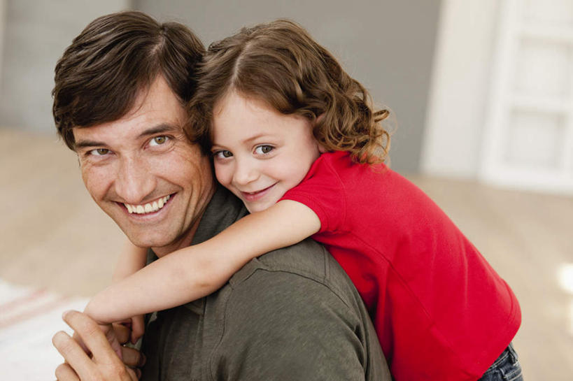 西方人,儿童,中年人,脸,头,脸颊,手,两个人,家庭,父亲,女儿,抱,笑,微笑,露齿笑,横图,室内,特写,白天,侧面,纯洁,地板,门,欧洲,欧洲人,握,服装,朦胧,模糊,墙,地面,扭头,注视,休闲装,肩膀,木地板,墙壁,墙面,小孩,衣服,红色,灰色,门框,观察,看,转头,休闲,温暖,温馨,父女,一家人,手部,休闲服,父爱,可爱,童年,童趣,搭,握着,服饰,抱着,观看,和睦,察看,搂着,搭着,关注,童真,烂漫,无邪,天真,男人,男性,女孩,中年男性,白种人,孩子,头部,脸部,脸蛋,面部,怀抱,搂,搂抱,相抱,拥抱,半身,彩图,融洽,女生