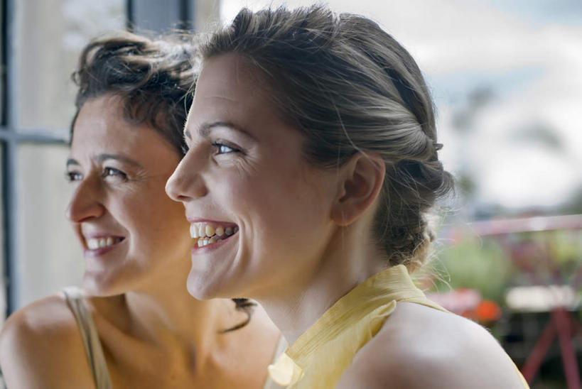 西方人,脸,头,脸颊,两个人,伙伴,朋友,站,笑,微笑,露齿笑,横图,室内,特写,白天,正面,友谊,门,桌面,桌子,椅子,欧洲,欧洲人,阴影,服装,朦胧,模糊,光线,木制,影子,云,云朵,云彩,扭头,注视,休闲装,肩膀,衣服,蓝色,白云,蓝天,天空,阳光,木制品,门框,天,观察,看,站着,转头,休闲,休闲服,服饰,晴朗,观看,察看,关注,友情,女人,女性,中年女性,白种人,头部,脸部,脸蛋,面部,晴空,站立,半身,彩图