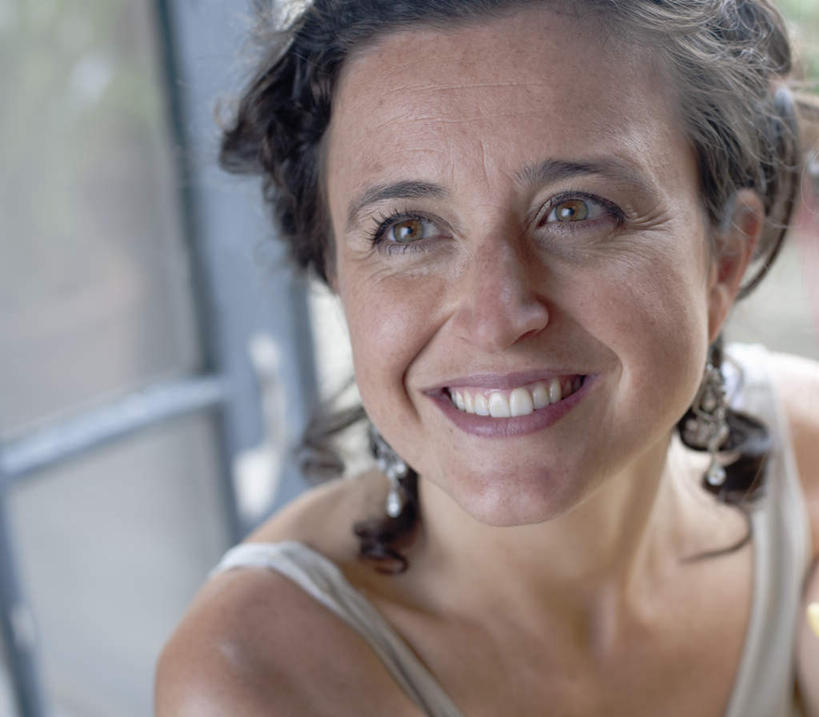 西方人,脸,头,脸颊,一个人,笑,微笑,露齿笑,横图,俯视,室内,特写,白天,门,欧洲,欧洲人,仅一个女性,仅一个人,服装,朦胧,模糊,注视,休闲装,肩膀,装饰品,衣服,耳环,饰品,首饰,门框,观察,看,仅一个中年女性,休闲,休闲服,服饰,观看,察看,关注,耳饰,女人,女性,中年女性,白种人,头部,脸部,脸蛋,面部,半身,彩图,高角度拍摄