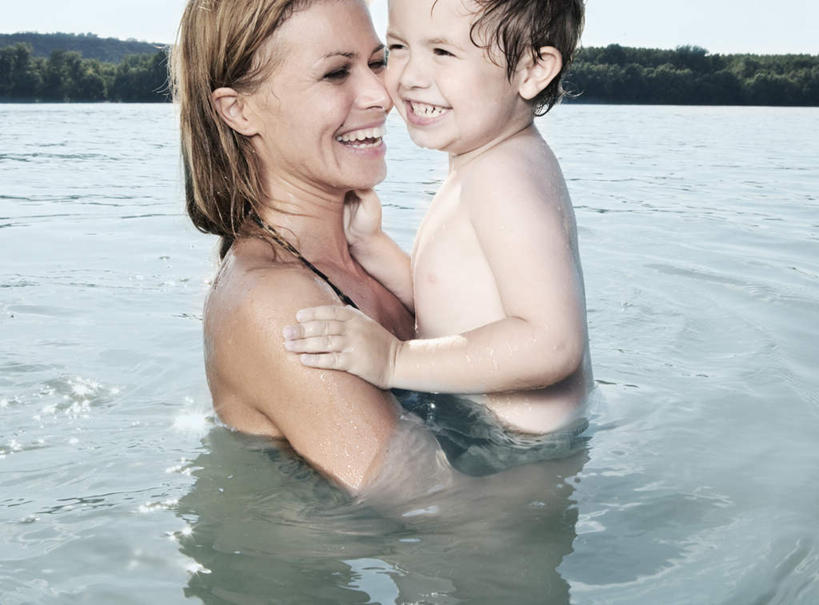 西方人,儿童,中年人,两个人,家庭,母亲,儿子,站,抱,笑,摸,微笑,露齿笑,横图,室外,白天,侧面,泳装,比基尼,纯洁,河流,山,山脉,水,植物,欧洲,欧洲人,抚摸,阴影,光线,影子,河水,山峰,水流,云,云朵,山峦,云彩,注视,裸露,树,树木,小孩,蓝色,绿色,白云,蓝天,天空,阳光,自然,群山,天,观察,看,站着,温暖,温馨,母子,一家人,可爱,母爱,童年,童趣,生长,晴朗,成长,抱着,观看,和睦,察看,搂着,关注,裸,童真,烂漫,无邪,天真,男孩,女人,女性,中年女性,白种人,孩子,晴空,触摸,接触,搂,搂抱,站立,半身,彩图,三点式,泳衣,融洽,男生