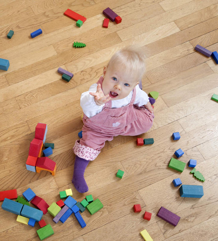 西方人,婴儿,儿童,一个人,坐,竖图,俯视,室内,白天,婴儿服装,游戏,纯洁,智慧,地板,玩具,欧洲,欧洲人,仅一个人,许多,墙,地面,很多,玩,注视,娱乐,木地板,墙壁,墙面,小孩,观察,看,休闲,积木,可爱,益智,活泼,观看,活动,察看,思维,发泄,关注,消遣,智力,宝宝,想象,纯真,烂漫,无邪,宣泄,伶俐,天真,白种人,孩子,抬头,玩耍,嬉戏,仰头,坐着,彩图,高角度拍摄,全身,婴儿服