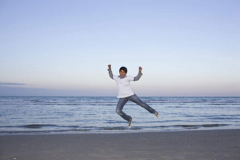 西方人,儿童,一个人,跳,举,伸展双臂,笑,微笑,横图,室外,白天,正面,纯洁,海浪,海洋,沙滩,欧洲,欧洲人,仅一个男性,仅一个人,阴影,服装,光线,沙子,影子,海岸,浪花,水平线,辽阔,海平线,沙地,半空,注视,休闲装,小孩,衣服,蓝色,蓝天,天空,阳光,海水,天,观察,看,托,仅一个小孩,休闲,广阔,休闲服,可爱,童年,童趣,服饰,晴朗,观看,一望无际,察看,关注,海景,童真,烂漫,无邪,万里无云,无边无际,一马平川,天真,男孩,男人,男性,白种人,孩子,大海,风浪,海,海水的波动,海滩,近岸浪,涌浪,晴空,晴空万里,敞开双臂,举起,举手,举着,伸开双臂,跳跃,向上举,向上伸,向上托,展开双肩,张开手臂,张开双臂,彩图,全身,水天相接,水天一线,男生