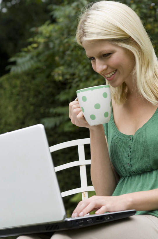 西方人,一个人,坐,笑,微笑,露齿笑,竖图,室外,白天,正面,电脑,笔记本电脑,植物,杯子,椅子,欧洲,欧洲人,仅一个年轻女性,仅一个女性,仅一个人,敲打,握,服装,网络,陶瓷,陶瓷制品,拿,拿着,注视,休闲装,输入,通讯设备,树,树木,衣服,绿色,自然,马克杯,水杯,打字,观察,看,休闲,休闲服,握着,服饰,生长,成长,观看,点击,敲击,察看,无线,关注,通信设备,无线网络,无线上网,便携式电脑,按键,手提电脑,年轻女性,女人,女性,白种人,坐着,半身,彩图