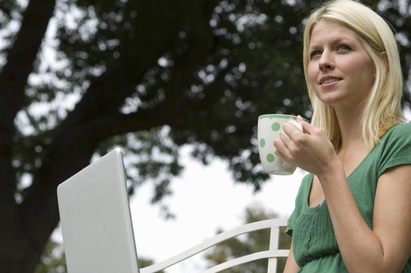 西方人,一个人,坐,笑,微笑,露齿笑,横图,室外,白天,仰视,电脑,笔记本电脑,植物,杯子,椅子,欧洲,欧洲人,仅一个年轻女性,仅一个女性,仅一个人,握,服装,网络,陶瓷,陶瓷制品,拿,拿着,注视,休闲装,通讯设备,树,树木,衣服,绿色,自然,马克杯,水杯,观察,看,休闲,休闲服,握着,服饰,生长,成长,观看,察看,无线,关注,通信设备,无线网络,无线上网,便携式电脑,手提电脑,年轻女性,女人,女性,白种人,坐着,半身,彩图,低角度拍摄