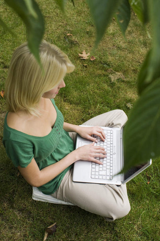 西方人,一个人,坐,盘腿,竖图,俯视,室外,白天,电脑,笔记本电脑,草地,草坪,树林,植物,欧洲,欧洲人,仅一个年轻女性,仅一个女性,仅一个人,敲打,服装,网络,注视,休闲装,输入,通讯设备,草,树,树木,衣服,绿色,自然,打字,观察,看,休闲,休闲服,服饰,生长,成长,观看,点击,敲击,察看,无线,关注,通信设备,无线网络,无线上网,便携式电脑,按键,手提电脑,年轻女性,女人,女性,白种人,盘腿而坐,盘膝,盘着腿的,盘着腿坐,双腿交叉,坐着,彩图,高角度拍摄,全身
