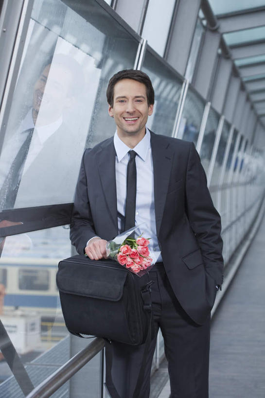 西方人,一个人,商务人士,商务男性,站,笑,微笑,露齿笑,竖图,室内,白天,正面,衬衫,窗户,落地窗,欧洲,欧洲人,仅一个男性,仅一个人,仅一个中年男性,套装,盛开,包,公文包,走道,走廊,过道,领带,花蕾,注视,玻璃窗,花,花瓣,花朵,鲜花,花苞,花蕊,观察,看,站着,公事包,观看,察看,象征,庄重,关注,商务装,身份,手插袋,单手插袋,工薪阶层,单手抄兜,单手放兜,正式,地位,男人,男性,中年男性,白种人,白领,上班族,插兜,手插兜,手放口袋,站立,半身,彩图,衬衣,手抄兜