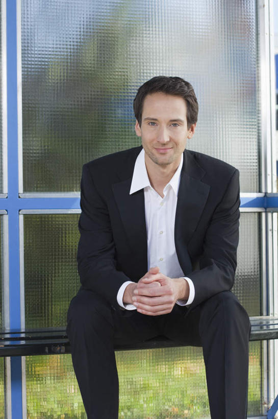 西方人,一个人,商务人士,商务男性,坐,笑,微笑,竖图,室外,白天,正面,衬衫,植物,窗户,车站,椅子,欧洲,欧洲人,仅一个男性,仅一个人,仅一个中年男性,套装,领带,站台,注视,月台,玻璃窗,树,树木,绿色,自然,观察,看,生长,成长,观看,察看,象征,庄重,关注,商务装,身份,工薪阶层,正式,地位,男人,男性,中年男性,白种人,白领,上班族,坐着,半身,彩图,衬衣