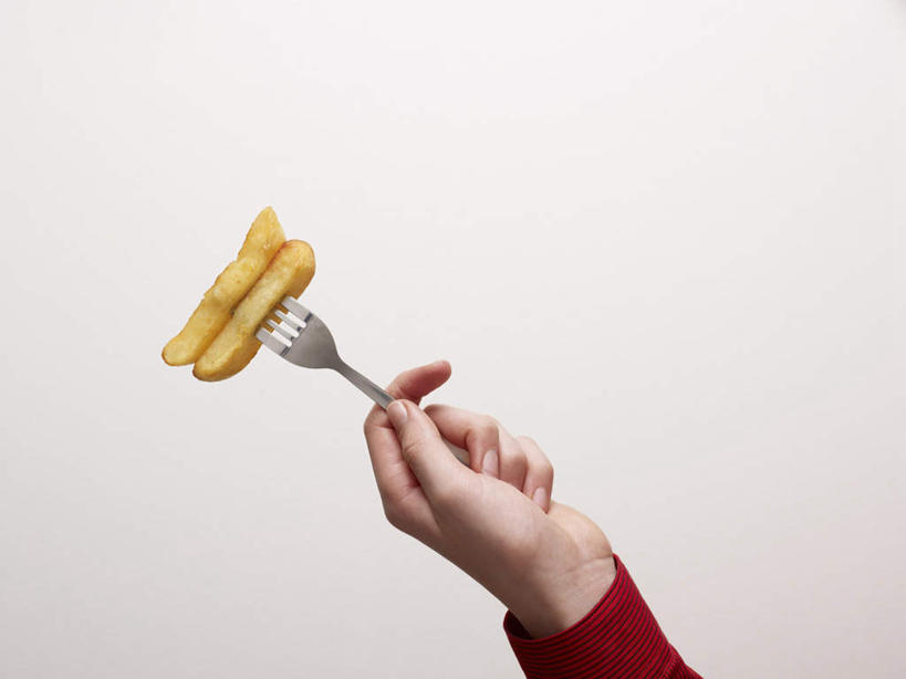 西方人,手,一个人,横图,室内,特写,白天,正面,烹饪,西餐,餐桌,桌子,餐具,欧洲,欧洲人,仅一个年轻女性,仅一个女性,仅一个人,握,服装,叉子,墙,料理,食品,拿,拿着,休闲装,薯条,菜肴,美食,墙壁,墙面,食物,衣服,快餐,休闲,手部,休闲服,西式,握着,服饰,佳肴,餐台,单手,西式快餐,垃圾食品,餐叉,年轻女性,女人,女性,白种人,进餐用具,半身,彩图