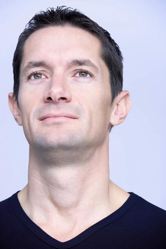 西方人,脸,头,脸颊,脖子,一个人,竖图,室外,特写,白天,白色背景,正面,欧洲,欧洲人,仅一个男性,仅一个人,仅一个中年男性,服装,注视,休闲装,衣服,观察,看,休闲,休闲服,摄影,服饰,影棚,观看,察看,关注,男人,男性,中年男性,白种人,头部,脖,颈,颈部,脸部,脸蛋,面部,半身,彩图,影棚拍摄,拍摄