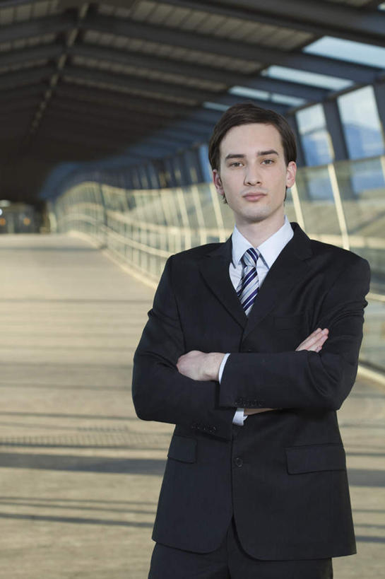 西方人,一个人,商务人士,商务男性,站,双手交叉,竖图,室内,白天,正面,衬衫,窗户,欧洲,欧洲人,仅一个男性,仅一个人,仅一个中年男性,阴影,套装,反射,影子,走道,走廊,过道,领带,注视,玻璃窗,观察,看,站着,观看,察看,双手抱胸,象征,庄重,关注,商务装,身份,工薪阶层,正式,地位,男人,男性,中年男性,白种人,白领,上班族,站立,半身,彩图,衬衣