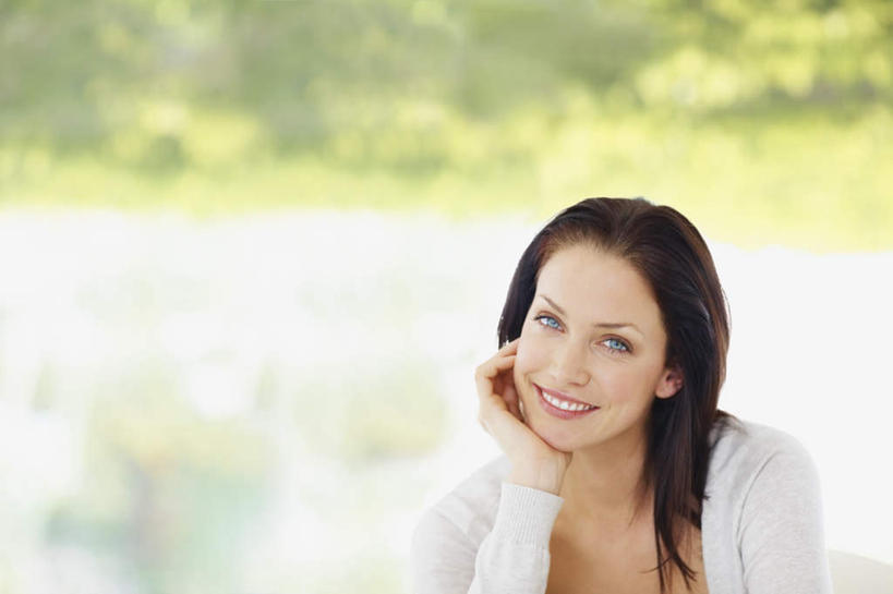 西方人,一个人,坐,笑,微笑,露齿笑,横图,室外,白天,正面,草地,草坪,植物,欧洲,欧洲人,仅一个年轻女性,仅一个女性,仅一个人,撑,阴影,服装,朦胧,模糊,光线,影子,托腮,注视,休闲装,草,衣服,绿色,阳光,观察,看,托,休闲,休闲服,服饰,观看,察看,关注,托下巴,年轻女性,女人,女性,白种人,坐着,半身,彩图