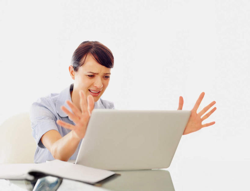 西方人,一个人,商务人士,商务女性,办公室,坐,横图,室内,白天,正面,电脑,笔记本电脑,桌子,椅子,欧洲,欧洲人,仅一个女性,仅一个人,套装,网络,材料,档案,文件,纸,办公桌,墙,注视,通讯设备,墙壁,墙面,手稿,资料,观察,看,仅一个中年女性,观看,证明,察看,无线,张开五指,关注,文档,通信设备,商务装,无线网络,无线上网,便携式电脑,工薪阶层,手提电脑,女人,女性,中年女性,白种人,白领,上班族,坐着,半身,彩图,五指张开