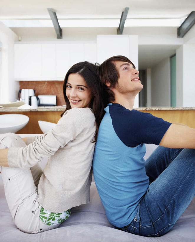 西方人,两个人,客厅,坐,笑,微笑,露齿笑,竖图,室内,白天,侧面,爱情,安全,门,沙发,欧洲,欧洲人,服装,裤子,墙,浪漫,扭头,依靠,注视,牛仔裤,休闲装,墙壁,墙面,衣服,门框,观察,看,倚靠,转头,背靠背,休闲,温暖,温馨,休闲服,恩爱,背对背,搭,抬脚,恋人,服饰,观看,和睦,察看,起居室,搭着,关注,布艺沙发,客堂,信任,男人,男性,年轻男性,年轻女性,女人,女性,白种人,情侣,坐着,半身,彩图,伴侣,融洽