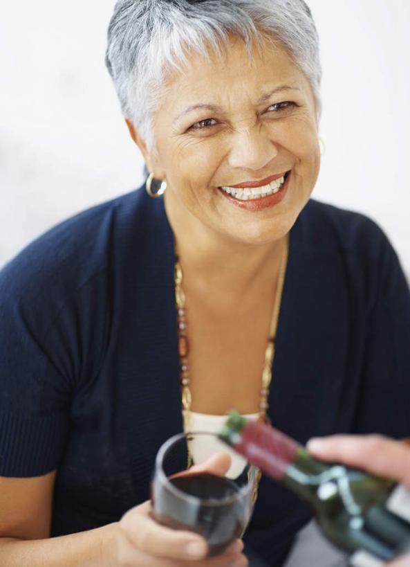 红酒,葡萄酒,西方人,中年人,两个人,家庭,夫妻,笑,微笑,露齿笑,竖图,室内,白天,正面,爱情,杯子,欧洲,欧洲人,握,服装,高脚杯,墙,红酒杯,酒类,浪漫,拿,红酒瓶,拿着,注视,休闲装,墙壁,墙面,玻璃制品,酒,酒瓶,饮料,衣服,玻璃瓶,酒杯,瓶子,观察,看,休闲,温暖,温馨,一家人,休闲服,红葡萄酒,恩爱,握着,恋人,服饰,观看,和睦,察看,葡萄酒杯,葡萄酒瓶,关注,下降,降落,降低,下跌,下落,男人,男性,女人,女性,中年男性,中年女性,白种人,夫妇,情侣,玻璃杯,半身,彩图,伴侣,融洽