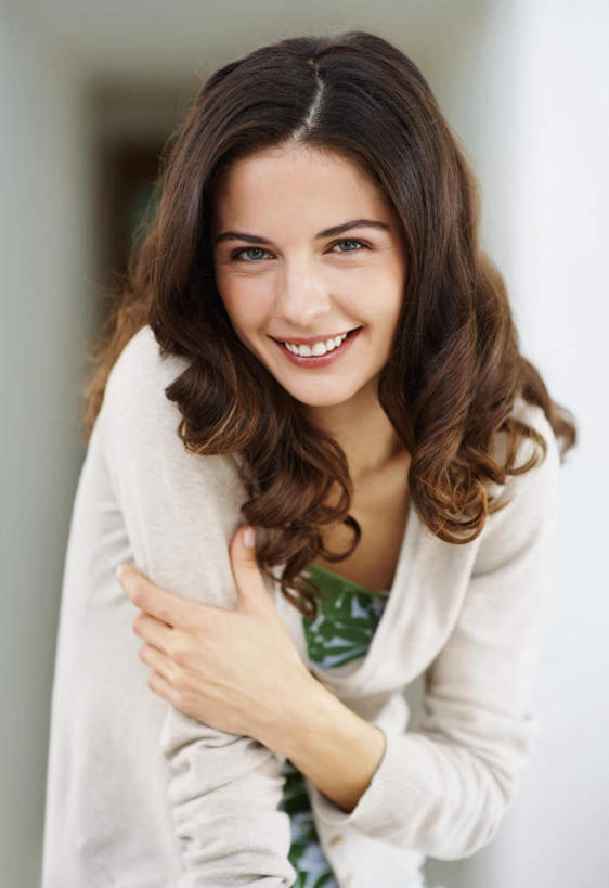 西方人,一个人,站,笑,微笑,露齿笑,竖图,室内,白天,正面,欧洲,欧洲人,仅一个年轻女性,仅一个女性,仅一个人,撑,弯腰,握,服装,朦胧,模糊,墙,注视,休闲装,墙壁,墙面,衣服,观察,看,站着,休闲,休闲服,握着,服饰,观看,察看,撑着,关注,弯身,年轻女性,女人,女性,白种人,站立,半身,彩图