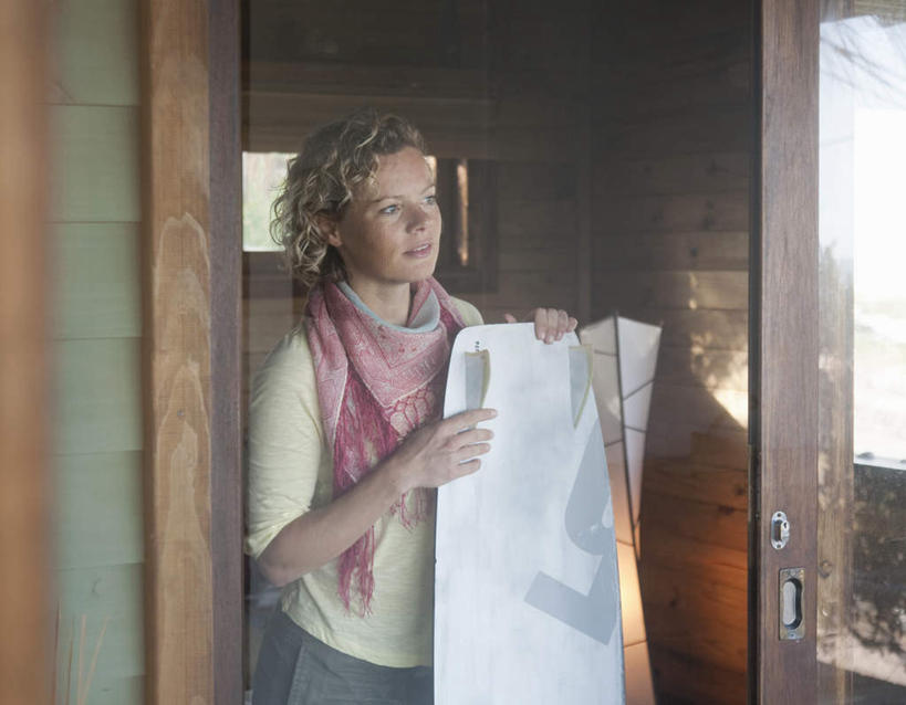 西方人,一个人,站,横图,室内,白天,正面,窗户,落地窗,门,欧洲,欧洲人,仅一个年轻女性,仅一个女性,仅一个人,一条,握,服装,朦胧,模糊,装饰,拿,拿着,注视,休闲装,玻璃窗,衣服,围巾,门框,观察,看,站着,休闲,温暖,休闲服,握着,服饰,围脖,观看,保暖,华丽,点缀,察看,御寒,关注,衬托,美观,雅致,雅观,年轻女性,女人,女性,白种人,站立,半身,彩图