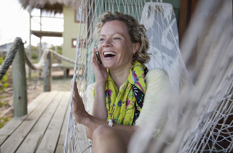 西方人,一个人,家,栏杆,坐,笑,打电话,微笑,露齿笑,横图,室外,白天,正面,植物,床,地板,吊床,电话,手机,欧洲,欧洲人,仅一个女性,仅一个人,吊挂,握,悬挂,阴影,服装,朦胧,模糊,光线,影子,房屋,屋子,云,云朵,围栏,地面,挂,拿,云彩,拿着,注视,休闲装,通讯设备,护栏,楼房,木地板,住宅,树,树木,一个,衣服,蓝色,绿色,白云,蓝天,天空,阳光,自然,天,观察,看,仅一个中年女性,享受,休闲,休闲服,握着,服饰,生长,晴朗,单个,成长,观看,察看,安逸,关注,安适,清闲,交流,女人,女性,中年女性,白种人,晴空,沟通,通话,坐着,半身,彩图,房子