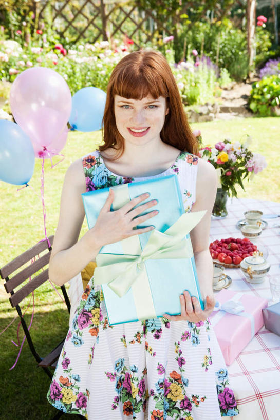 西方人,一个人,站,捧,笑,微笑,露齿笑,竖图,俯视,室外,白天,草地,草坪,植物,桌面,桌子,礼盒,礼物,椅子,欧洲,欧洲人,仅一个年轻女性,仅一个女性,仅一个人,握,阴影,服装,装饰,光线,木制,丝绸,丝带,影子,纸盒,塑料,缎带,拿,拿着,注视,休闲装,绸带,盒子,草,树,树木,衣服,绿色,阳光,自然,包装盒,木制品,气球,塑料制品,礼品盒,观察,看,站着,休闲,休闲服,橡胶,握着,服饰,礼品,生长,成长,观看,华丽,修饰,点缀,察看,关注,橡胶制品,衬托,美观,雅致,雅观,年轻女性,女人,女性,白种人,端,端着,捧着,手捧,站立,半身,彩图,高角度拍摄