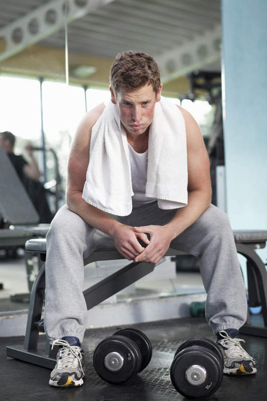 西方人,一个人,健身房,坐,竖图,室内,白天,正面,运动服,窗户,落地窗,哑铃,椅子,欧洲,欧洲人,仅一个男性,仅一个人,一条,许多,握,服装,朦胧,模糊,纺织物,墙,很多,注视,运动器械,玻璃窗,墙壁,墙面,仅一个年轻男性,衣服,白色,毛巾,观察,看,清洁,健身器械,搭,握着,服饰,观看,张开双腿,保暖,察看,衣着,穿着,搭着,关注,健身器材,透气,防水,衣饰,储水,耐磨,吸水,展开双腿,男人,男性,年轻男性,白种人,坐着,彩图,全身,健身馆,运动器材,伸展双腿,运动装