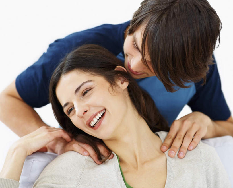 西方人,脸,头,脸颊,手,两个人,站,坐,笑,微笑,露齿笑,横图,室内,特写,白天,白色背景,正面,爱情,按摩,椅子,欧洲,欧洲人,双手,服装,墙,浪漫,扭头,注视,休闲装,肩膀,墙壁,墙面,衣服,低头,观察,看,站着,转头,享受,休闲,健康,温暖,温馨,手部,休闲服,恩爱,搭,保健,恋人,摄影,服饰,影棚,观看,和睦,察看,搭着,关注,指压,垂头,男人,男性,年轻男性,年轻女性,女人,女性,白种人,头部,脸部,脸蛋,面部,情侣,站立,坐着,半身,彩图,影棚拍摄,推拿,拍摄,伴侣,融洽