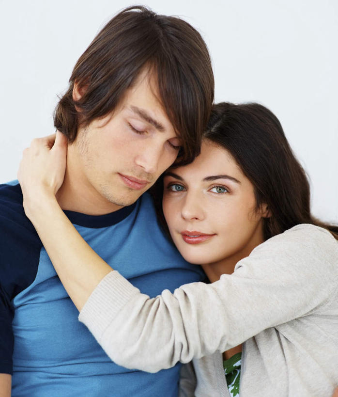 西方人,脸,头,脸颊,手,两个人,坐,闭眼,笑,微笑,竖图,室内,特写,白天,白色背景,正面,爱情,椅子,欧洲,欧洲人,双手,服装,墙,浪漫,注视,休闲装,肩膀,墙壁,墙面,衣服,观察,看,靠,靠着,休闲,温暖,温馨,手部,休闲服,恩爱,搭,恋人,摄影,服饰,影棚,观看,和睦,察看,搭着,关注,男人,男性,年轻男性,年轻女性,女人,女性,白种人,头部,脸部,脸蛋,面部,情侣,闭眼睛,闭着眼,闭着眼睛,坐着,半身,彩图,影棚拍摄,拍摄,伴侣,融洽