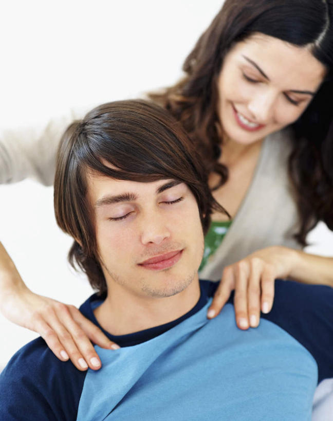 西方人,脸,头,脸颊,手,两个人,站,坐,闭眼,笑,微笑,露齿笑,竖图,室内,特写,白天,白色背景,正面,爱情,按摩,椅子,欧洲,欧洲人,双手,服装,墙,浪漫,扭头,注视,休闲装,肩膀,墙壁,墙面,衣服,低头,观察,看,站着,转头,享受,休闲,健康,温暖,温馨,手部,休闲服,恩爱,搭,保健,恋人,摄影,服饰,影棚,观看,和睦,察看,搭着,关注,指压,垂头,男人,男性,年轻男性,年轻女性,女人,女性,白种人,头部,脸部,脸蛋,面部,情侣,闭眼睛,闭着眼,闭着眼睛,站立,坐着,半身,彩图,影棚拍摄,推拿,拍摄,伴侣,融洽