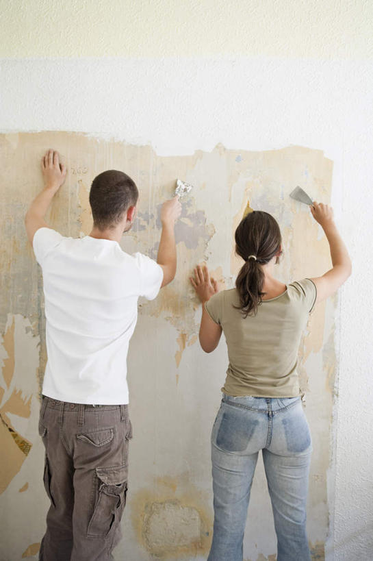 西方人,中年人,两个人,家庭,夫妻,站,举,竖图,室内,白天,爱情,装修,欧洲,欧洲人,握,服装,裤子,装饰,材料,墙,浪漫,拿,拿着,注视,牛仔裤,休闲装,装潢,墙壁,墙面,背面,衣服,粉刷,刷子,观察,看,托,站着,休闲,温暖,温馨,一家人,休闲服,恩爱,握着,恋人,服饰,观看,油漆,保护,涂料,和睦,察看,关注,男人,男性,女人,女性,中年男性,中年女性,白种人,夫妇,情侣,举起,举手,举着,向上举,向上伸,向上托,站立,半身,彩图,伴侣,融洽