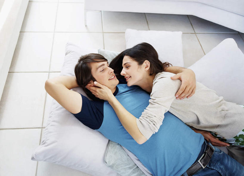 西方人,脸,头,脸颊,手,两个人,躺,举,抱,笑,微笑,露齿笑,横图,俯视,室内,特写,白天,白色背景,爱情,靠垫,欧洲,欧洲人,双手,服装,瓷砖,地砖,靠枕,地面,浪漫,扭头,休闲装,肩膀,相视,衣服,白色,垫子,枕头,靠,靠着,托,转头,休闲,温暖,温馨,面对面,手部,休闲服,恩爱,搭,恋人,摄影,服饰,影棚,抱着,对视,和睦,互视,搂着,搭着,相对,相看,卧着,男人,男性,年轻男性,年轻女性,女人,女性,白种人,头部,脸部,脸蛋,面部,情侣,举起,举手,举着,搂,搂抱,躺着,卧,向上举,向上伸,向上托,半身,彩图,高角度拍摄,影棚拍摄,拍摄,伴侣,融洽