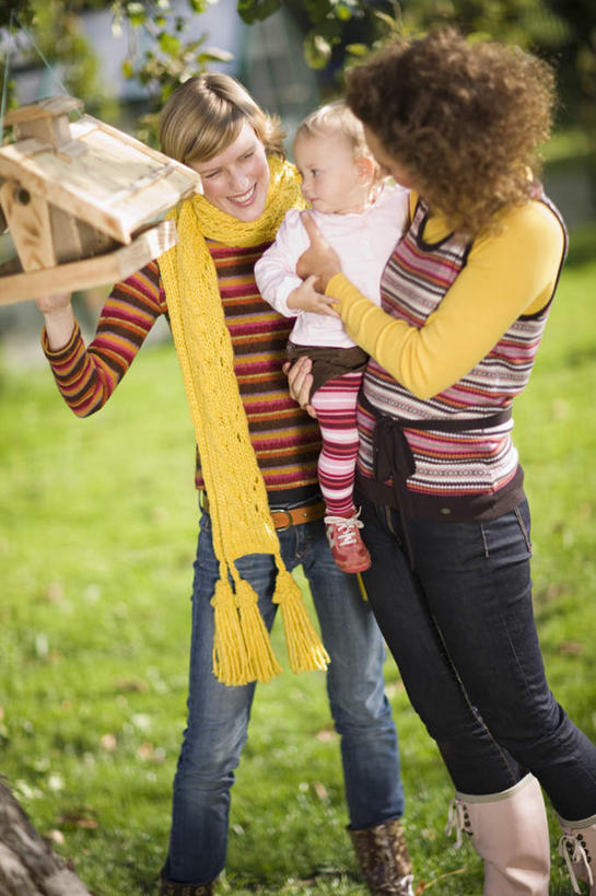 西方人,婴儿,儿童,三个人,家庭,母亲,家,站,举,抱,笑,微笑,露齿笑,竖图,室外,白天,正面,纯洁,草地,草坪,植物,欧洲,欧洲人,握,阴影,服装,朦胧,模糊,装饰,光线,影子,房屋,屋子,鸟笼,拿,拿着,注视,休闲装,楼房,住宅,草,树,树木,小孩,衣服,黄色,绿色,阳光,自然,围巾,观察,看,靠,靠着,托,站着,休闲,温暖,温馨,一家人,休闲服,可爱,母爱,童年,童趣,握着,服饰,活泼,生长,成长,围脖,抱着,观看,保暖,华丽,点缀,和睦,察看,搂着,御寒,关注,宝宝,童真,纯真,烂漫,无邪,衬托,美观,雅致,雅观,母婴,伶俐,天真,年轻女性,女人,女性,白种人,孩子,年轻人,怀抱,举起,举手,举着,搂,搂抱,相抱,向上举,向上伸,向上托,拥抱,站立,半身,彩图,房子,融洽