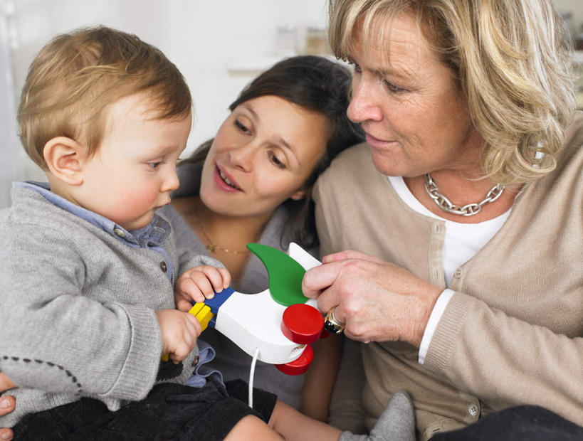 西方人,婴儿,儿童,老年人,三个人,母亲,儿子,祖母,三代同堂,坐,笑,微笑,露齿笑,横图,室内,白天,正面,游戏,纯洁,桌面,桌子,玩具,项链,欧洲,欧洲人,握,服装,木制,墙,拿,玩,拿着,扭头,注视,休闲装,娱乐,祖孙三代,墙壁,墙面,装饰品,小孩,衣服,木制品,饰品,首饰,观察,看,靠,靠着,转头,休闲,温暖,温馨,母子,休闲服,可爱,母爱,童年,童趣,益智,握着,服饰,奶奶,观看,活动,祖孙,和睦,察看,发泄,关注,消遣,智力,宝宝,童真,烂漫,无邪,外婆,外祖母,外孙子,宣泄,天真,老年女性,年轻女性,女人,女性,白种人,孩子,年轻人,全家福,孙子,玩耍,嬉戏,坐着,半身,彩图,融洽,多代同堂,妈妈