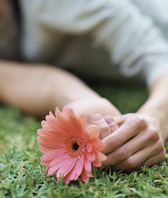 西方人,手,两个人,躺,竖图,室外,特写,白天,正面,爱情,草地,草坪,植物,欧洲,欧洲人,握,服装,朦胧,模糊,盛开,非洲菊,浪漫,拿,花蕾,拿着,休闲装,草,花,花瓣,花朵,鲜花,衣服,粉色,绿色,花苞,花蕊,趴着,休闲,温暖,温馨,手部,休闲服,菊花,恩爱,握着,恋人,服饰,单手,和睦,扶郎花,灯盏花,千日菊,卧着,男人,男性,年轻男性,年轻女性,女人,女性,白种人,情侣,趴,躺着,卧,半身,彩图,伴侣,融洽