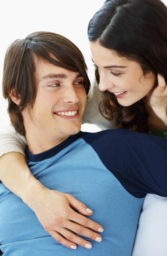 西方人,脸,头,脸颊,手,两个人,坐,笑,微笑,露齿笑,竖图,室内,特写,白天,白色背景,正面,爱情,椅子,欧洲,欧洲人,双手,弯腰,服装,墙,浪漫,扭头,注视,休闲装,肩膀,墙壁,墙面,衣服,观察,看,转头,休闲,温暖,温馨,手部,休闲服,恩爱,搭,恋人,摄影,服饰,影棚,观看,和睦,察看,搭着,关注,弯身,男人,男性,年轻男性,年轻女性,女人,女性,白种人,头部,脸部,脸蛋,面部,情侣,坐着,半身,彩图,影棚拍摄,拍摄,伴侣,融洽