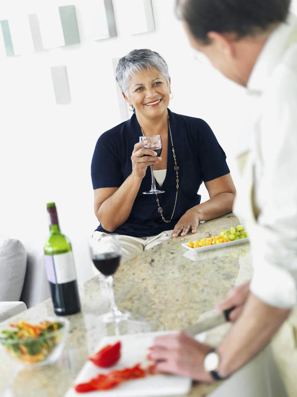 红酒,葡萄酒,西方人,中年人,两个人,家庭,夫妻,站,坐,笑,微笑,露齿笑,竖图,俯视,室内,白天,爱情,餐桌,窗户,落地窗,桌子,蔬菜,杯子,餐具,欧洲,欧洲人,一条,撑,握,服装,朦胧,模糊,新鲜,时间,碟子,高脚杯,盘,时钟,手表,墙,生食,蔬菜沙拉,沙拉,食品,红酒杯,酒类,浪漫,拿,计时,红酒瓶,拿着,注视,休闲装,色拉,沙律,玻璃窗,墙壁,墙面,玻璃制品,酒,酒瓶,食物,饮料,衣服,盘子,玻璃瓶,酒杯,瓶子,碟,钟表,观察,看,站着,休闲,温暖,温馨,一家人,休闲服,表,红葡萄酒,恩爱,握着,恋人,服饰,有机食品,绿色食品,餐台,观看,色拉酱,腕表,和睦,察看,撑着,葡萄酒杯,葡萄酒瓶,关注,千岛酱,男人,男性,女人,女性,中年男性,中年女性,白种人,夫妇,情侣,玻璃杯,钟,站立,坐着,半身,彩图,高角度拍摄,伴侣,融洽