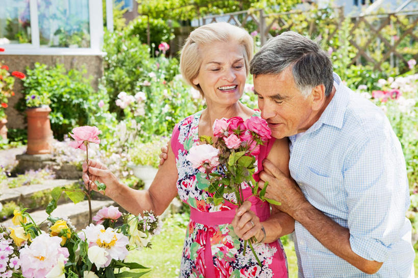 西方人,中年人,两个人,家庭,夫妻,站,笑,微笑,露齿笑,横图,室外,白天,正面,爱情,草地,草坪,花海,花圃,植物,窗户,叶子,欧洲,欧洲人,弯腰,握,阴影,服装,盛开,光线,影子,浪漫,拿,花蕾,拿着,扭头,注视,休闲装,玻璃窗,草,花,花瓣,花朵,花卉,鲜花,衣服,绿色,阳光,花丛,花束,花田,花苞,花蕊,观察,看,站着,转头,休闲,温暖,温馨,一家人,休闲服,恩爱,搭,握着,恋人,服饰,观看,和睦,察看,搭着,关注,弯身,男人,男性,女人,女性,中年男性,中年女性,白种人,夫妇,情侣,站立,半身,彩图,伴侣,融洽