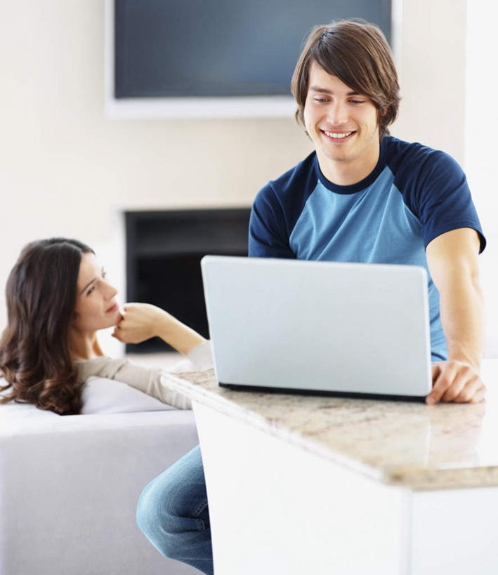 西方人,背部,两个人,客厅,坐,笑,微笑,露齿笑,竖图,室内,白天,正面,爱情,电脑,笔记本电脑,沙发,桌面,桌子,电视,欧洲,欧洲人,撑,服装,环保,网络,木制,墙,浪漫,扭头,注视,休闲装,通讯设备,墙壁,墙面,衣服,绿色,木制品,液晶电视,观察,看,转头,休闲,温暖,温馨,休闲服,恩爱,清晰,搭,恋人,服饰,轻薄,能源,观看,一台,回收,和睦,资源,察看,无线,起居室,撑着,搭着,关注,彩电,通信设备,无线网络,布艺沙发,无线上网,便携式电脑,利用,便携,低碳,循环,彩色电视机,持续,客堂,手提电脑,男人,男性,年轻男性,年轻女性,女人,女性,白种人,情侣,电视机,坐着,半身,彩图,伴侣,融洽,高清