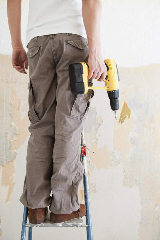 西方人,一个人,站,攀登,竖图,室内,白天,欧洲,欧洲人,仅一个男性,仅一个人,握,服装,梯子,阶梯,墙,拿,拿着,休闲装,墙壁,墙面,仅一个年轻男性,一个,背面,衣服,站着,休闲,休闲服,爬,握着,服饰,单个,上升,电钻,人字梯,手电钻,电动工具,登高,男人,男性,年轻男性,白种人,攀爬,站立,半身,彩图